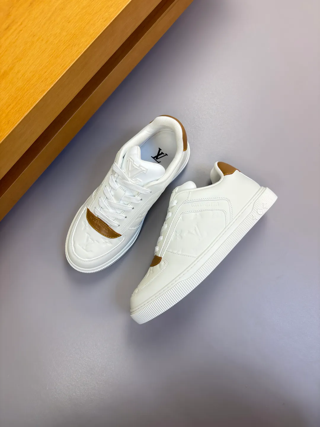 [L Home] Top P: 740💰 Size: 39-44 (customized for 38.45) 2026🆕 Lv new men's high-end original casual sports sneakers Upper: 🔝Nappa calfskin. Air-pressured brand totem, toe box, heel. Air-pressured brand logo, tongue. Sewn brand plastic module Lining: Brand canvas Outsole: Ultra-light TPR rubber; Molded outsole Super high quality control and fine workmanship.